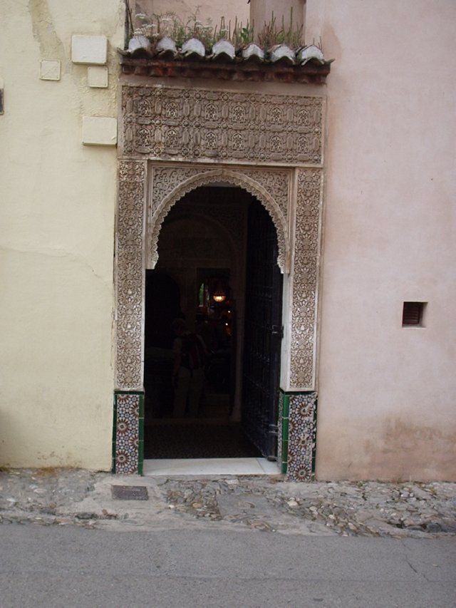 P5250052 toegangspoort aan calle Real - hoog Alhambra - Granada